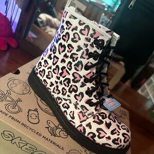 Skechers Boots. Girls size 4. Women’s size 6. NEW.